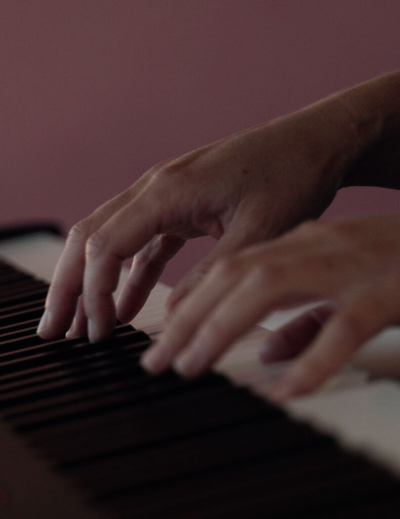 Yoga Beat Fusion meets Live Piano mit Elena Escouflaire und Barbara Pascaly, Yoga on Beat, Yoga Choreografie, Flow on Beat