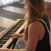 Yoga Beat Fusion meets Live Piano. Elena begleitet mit ihrer Klaviermusik den Yogaunterricht von Barbara Pascaly.