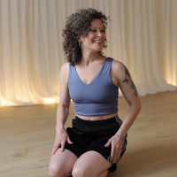 Barbara Pascaly im Fersensitz als Vorbereitung zur Yoga Beat Fusion Flow Choreografie.
